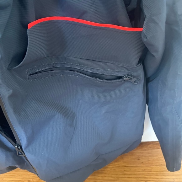 Helly Hansen Insulated Ski Jacket (very lightly worn!) - Picture 5 of 7